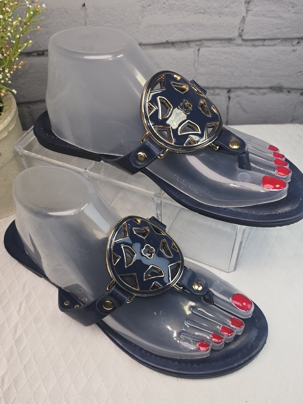 PIERRE DUMAS NAVY MEDALLION THONG SANDAL GOLD ACCENT FLAT SLIP-ON WOMENS 8